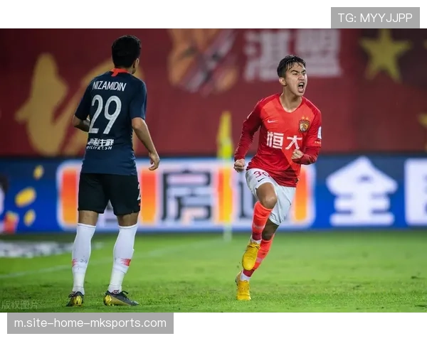 胡荷韬凌空抽射展进攻才华 蓉城边翼卫战术价值凸显 胡荷韬凌空抽射展进攻才华 蓉城边翼卫战术价值凸显